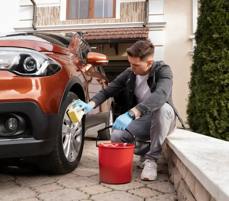 Lavage auto à domicile Charron : professionnel intervenant sur un véhicule